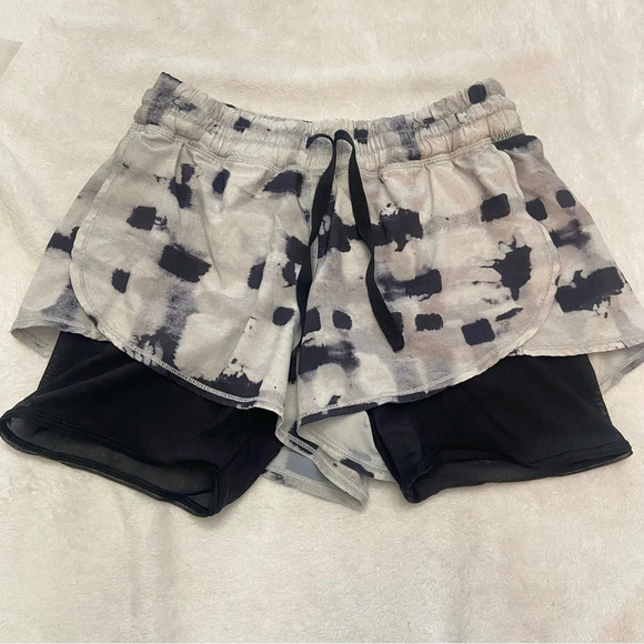 Lululemon hot to street short ghost weave white layered mesh 28722 - Picture 4 of 13